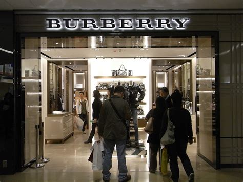 Burberry opens first mono